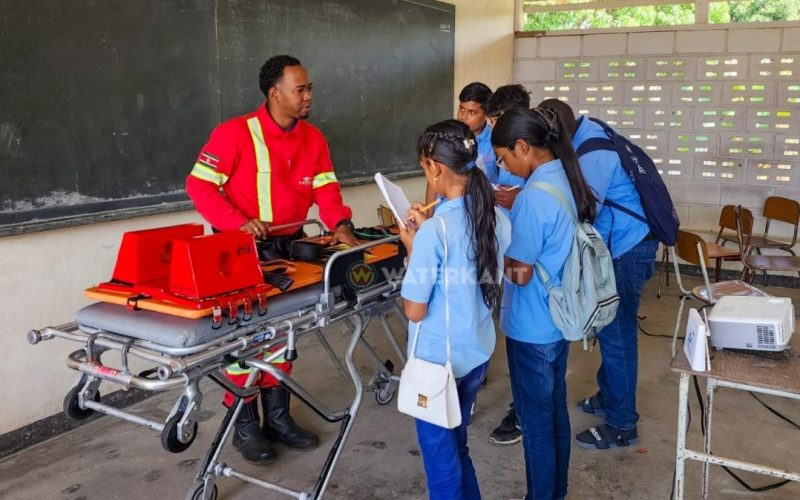 SUR-CAD neemt leerlingen van de Sarasvatischool mee in de wereld van ambulancezorg