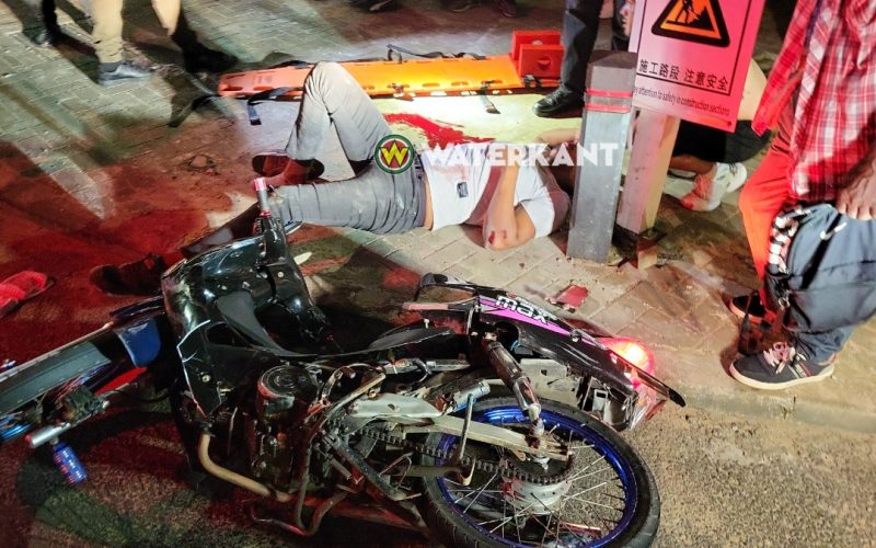 Bromfietsbestuurder zwaar bloedend vervoerd na aanrijding met pick-up