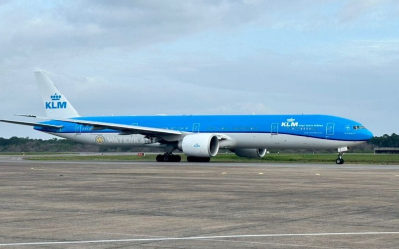 Onbetaalbare vluchten naar Suriname? Tweede Kamer ziet geen noodzaak tot ingrijpen.
