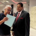Overhandiging van het rapport aan president Santokhi