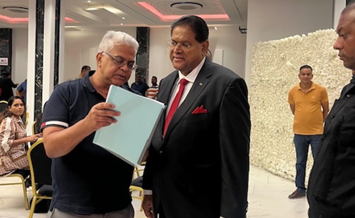 Overhandiging van het rapport aan president Santokhi