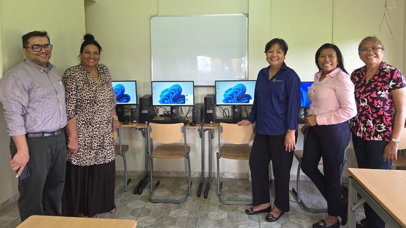Trustbank Amanah schenkt computers aan Kindertehuis Tamara