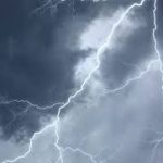 Weerbericht voor Vandaag: Bewolkt met Kans op Onweer In deze blogpost bespreken we het weer van vandaag in Suriname. We vertellen je wat je kunt verwachten qua temperatuur, neerslag, en wind. Dit is belangrijk voor je planning, of je nu naar buiten gaat voor werk, school of recreatie. Ochtend: Bewolking en Kans op Onweer De dag begint met een overwegend bewolkte lucht. Het weer is wisselvallig, met een 90% kans op regen later op de dag. Temperatuur: Gemiddeld rond de 28°C in de middag. Wind: Zwakke wind uit het oostnoordoosten. Middag: Verwachtingen en Mogelijkheden Naarmate we de middag ingaan, kan de temperatuur stijgen tot ongeveer 28°C. Er is een aanzienlijke kans op onweer, dus wees voorbereid. Belangrijke punten: Kans op regen: 90% Luchtvochtigheid: Zorg dat je voldoende drinkt, de hoge luchtvochtigheid kan zorgen voor benauwdheid. Afbeeldingscaption: De bewolkte lucht laat zien wat we kunnen verwachten vandaag. Avond: Licht Regenachtig en Koelere Temperaturen In de avond kunnen we te maken krijgen met lichte regen. De temperatuur zal dalen tot ongeveer 23°C. Wind: Licht en variabel, minder invloed op de gevoelstemperatuur. 