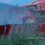 Brandweermensen van de Surinaamse brandweer verrichten bluswerkzaamheden.