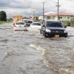 Slecht wegdek Van ’t Hogerhuysstraat Paramaribo onder water