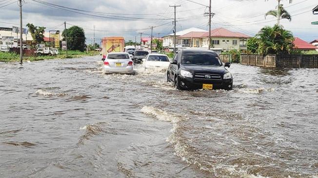 Slecht wegdek Van ’t Hogerhuysstraat Paramaribo onder water