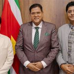 President Santokhi bespreekt zonne-energieproject van 350MW met Alpha Power Tech voor duurzame energie in Suriname.