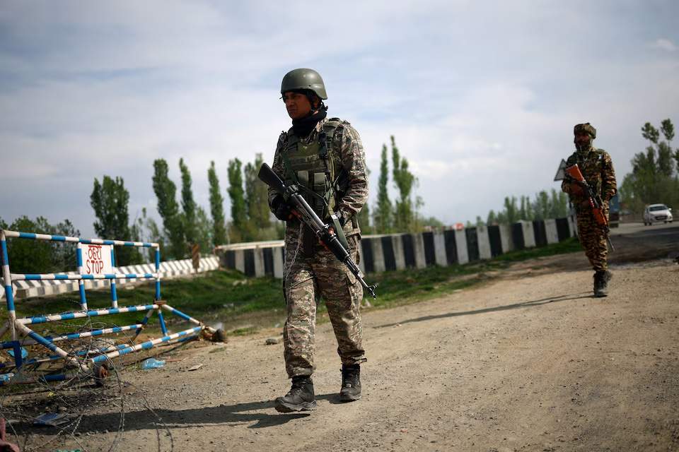 Indiase en Pakistaanse spanningen escaleren na dodelijke aanval in Kashmir, 26 doden gemeld.