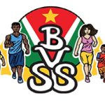 Deelnemers wandelen tijdens de kleurrijke BVSS Avondvierdaagse 2023 in Suriname.