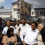 President Chan Santokhi bezoekt Henck Arronstraat na grote brand in Suriname
