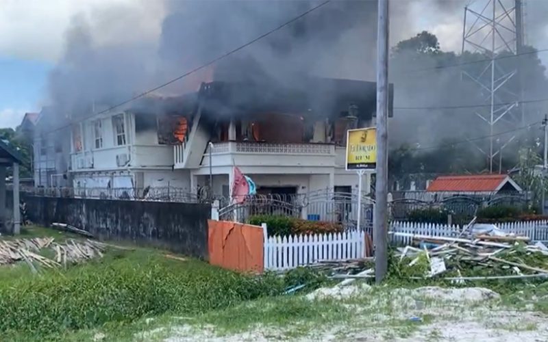 In Guyana: Demonstranten zetten woning van hoteleigenaar in vlammen