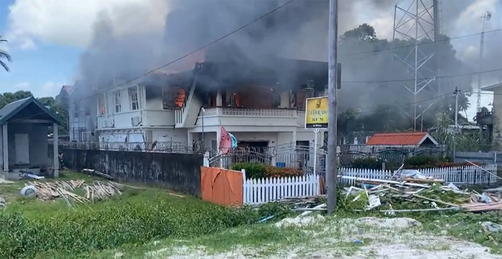 Brandstichting en chaos bij het Double Day Hotel in Guyana na de vondst van het lichaam van Adrianna Younge