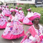 Kotomisi's en brassbands schitteren tijdens AVD 2023 in Suriname, met eerbetoon aan Purcy Olivieira en thema's over gezondheid en duurzaamheid.