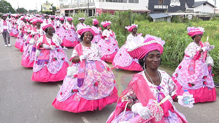 Kotomisi's en brassbands schitteren tijdens AVD 2023 in Suriname, met eerbetoon aan Purcy Olivieira en thema's over gezondheid en duurzaamheid.