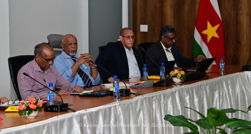 ravaksur plus vakbond onderhandelingen president suriname 2025