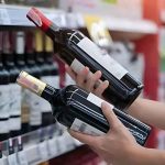 Wijnconsumptie wereldwijd gedaald tot 214,2 miljoen hectoliter – laagste niveau sinds 1961 volgens OIV, met gevolgen voor productie en industrie