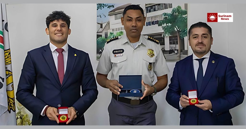 Korpschef Bryan Isaacs (rechts) met de secretaris-generaal van Interpol, Valdecy Urquiza.