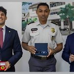 Korpschef Bryan Isaacs (rechts) met de secretaris-generaal van Interpol, Valdecy Urquiza.