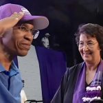 President Chan Santokhi tijdens een toespraak, symbool voor sterk leiderschap terwijl de NDP verzwakt door het wegvallen van Edward Belfort