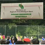 Opening kunstgrasveld in dorp Moengotapoe