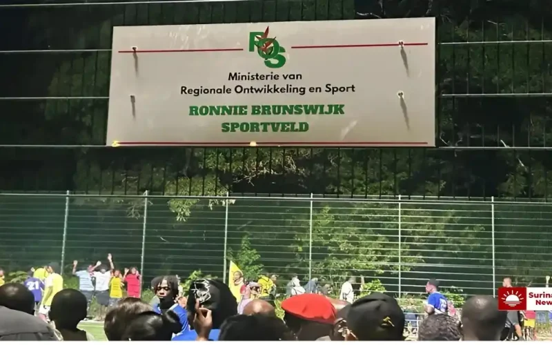 ROS Benoemt Nieuw Kunstgrasveld in Moengo Naar Ronnie Brunswijk