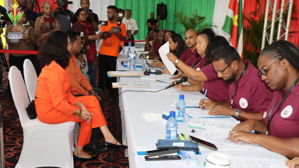 uridische strijd politieke partijen verkiezingen Suriname 2025