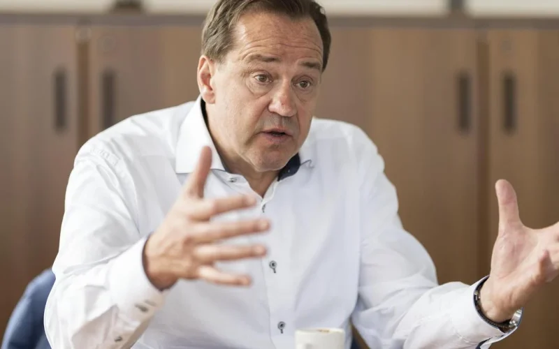 DNL verlaat de rechtszaak met winst tegen de president