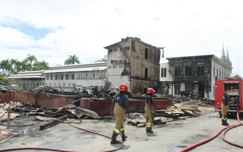 Brand vernietigt drie historische gebouwen in Paramaribo