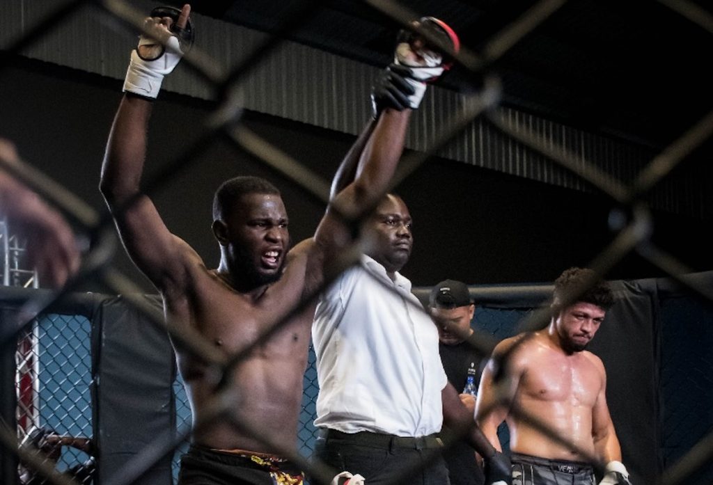 Adjani Poeketi Win Met Knock-out en Versterkt Surinaamse MMA