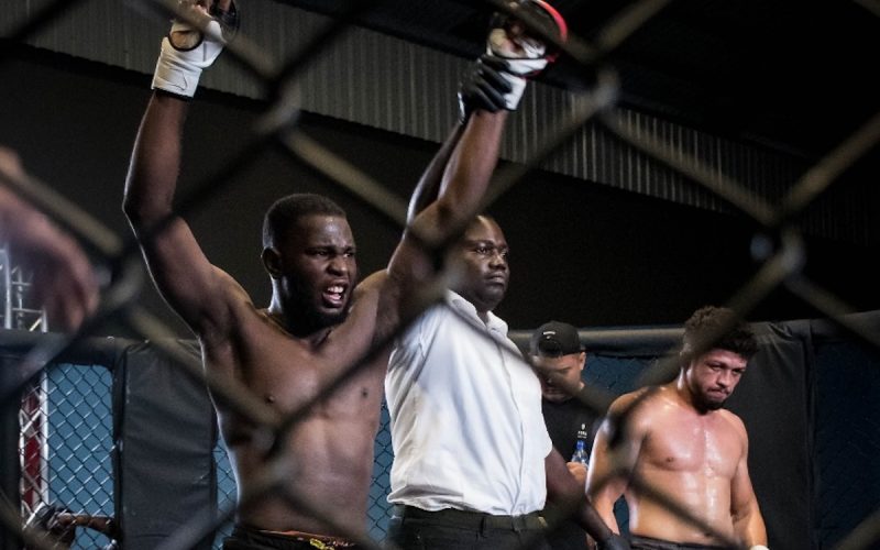 Adjani Poeketi behaalt knock-out overwinning op MMA-evenement Fight Fusion 2