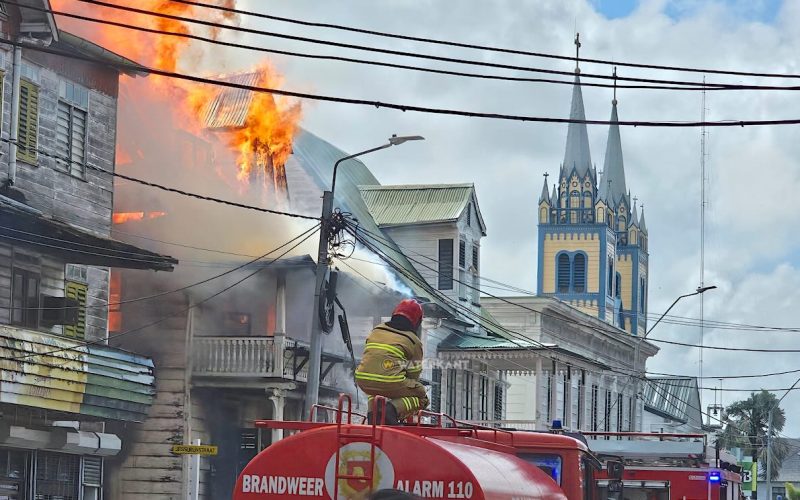Alles tussen Naskip en Hendrikschool is volledig verbrand; dompelpomp stelde brandweer teleur.