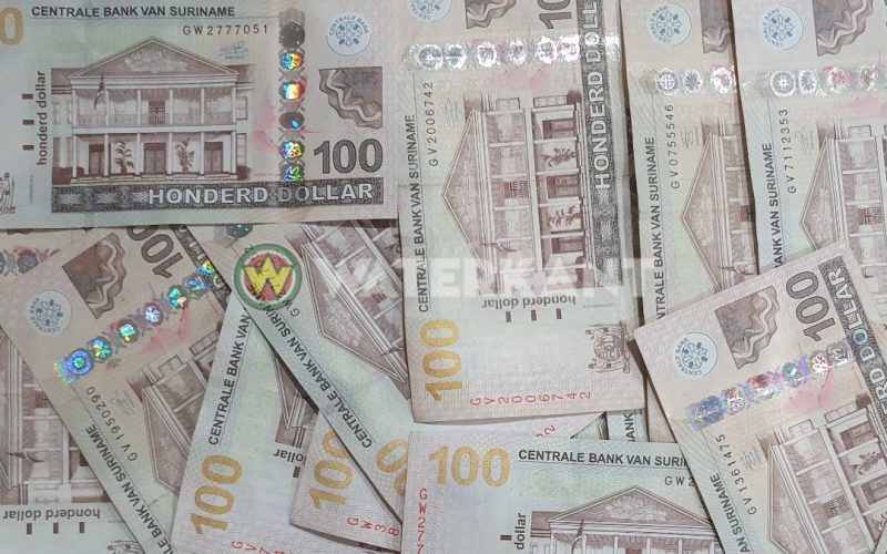 Ambtenaren ontvangen in april en mei SRD 1.500 aanvullend