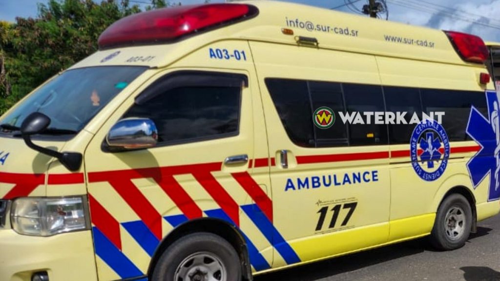 Speculaties over ambulance bij de woning van de president van Suriname en de invloed van sociale media.