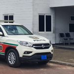 Politievoertuig en taxi tijdens conflict in Suriname