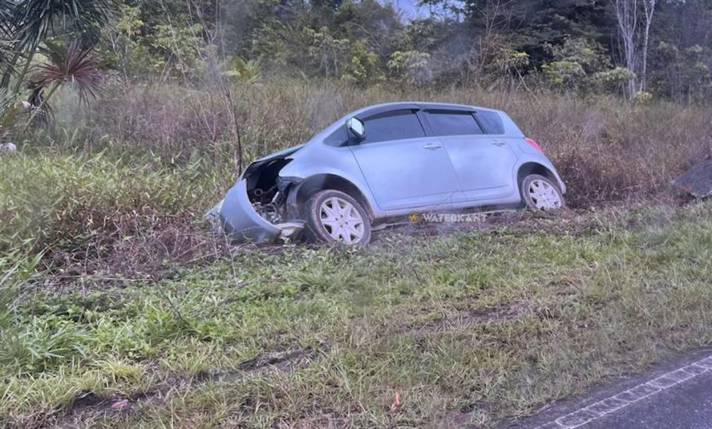 De zwaar beschadigde auto langs de Oost-Westverbinding.