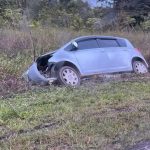 De zwaar beschadigde auto langs de Oost-Westverbinding.