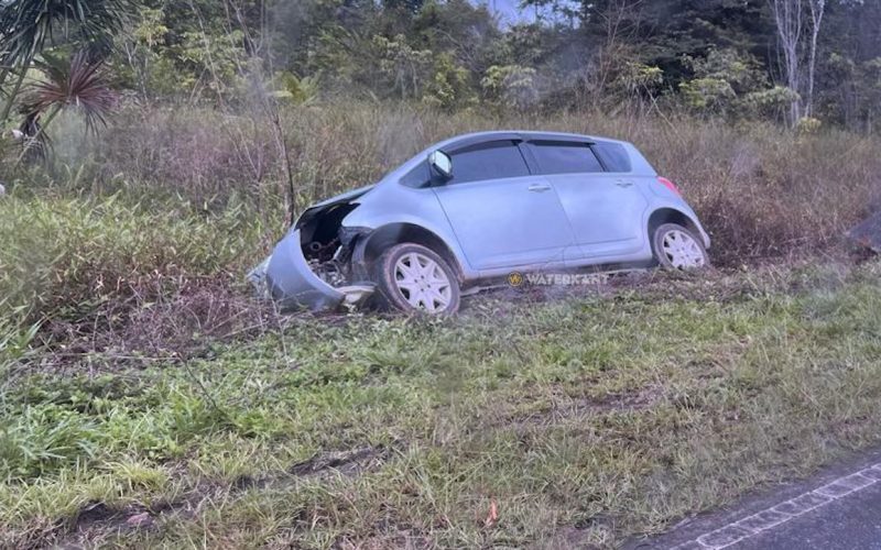 Auto botst tegen mast en belandt in sloot langs Oost-Westverbinding