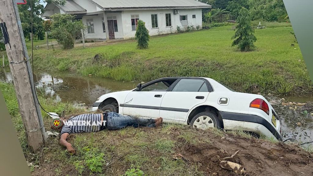 Automobilist gewond bij ongeval op Warakoeweg in Suriname, hulp kwam laat
