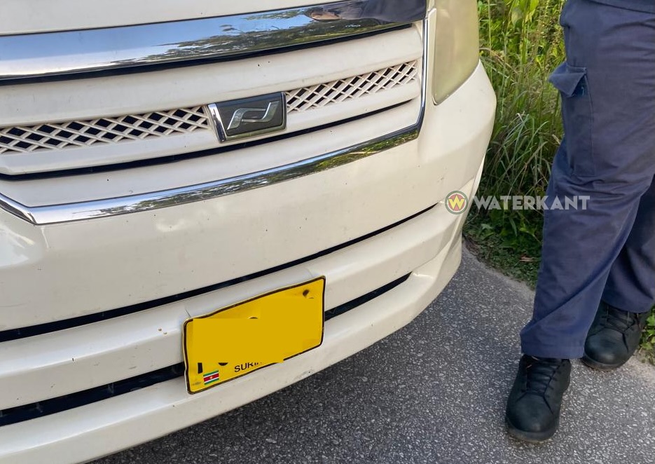 Security team confronts van occupants who insulted President Santokhi; three individuals detained for investigation in Suriname.