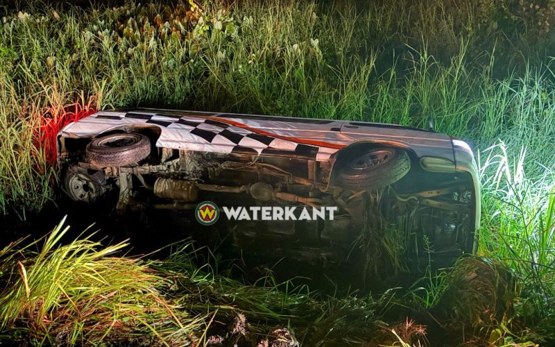 Bestuurder verliest grip en kantelt met bus in Tout Lui Fautkanaal