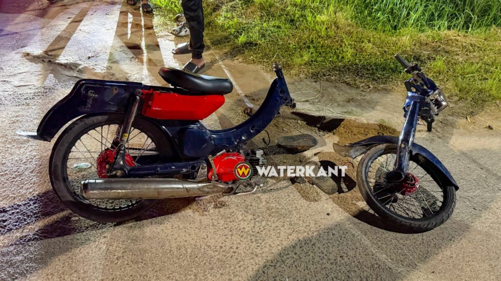 Bromfietser zwaar gewond na aanrijding met auto in Suriname. Botsing vond plaats op kruising Indira Gandhiweg en Johannes Michelweg.