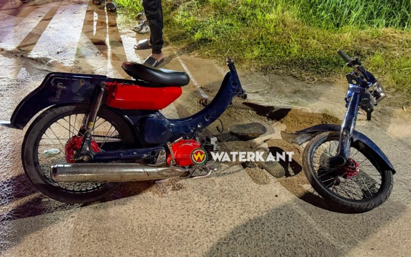 Bromfiets doormidden gebroken na botsing met auto op Indira Gandhiweg