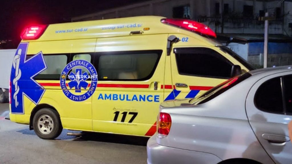 Bromfietser en voetganger gewond bij ongeval Indira Gandhiweg Suriname.