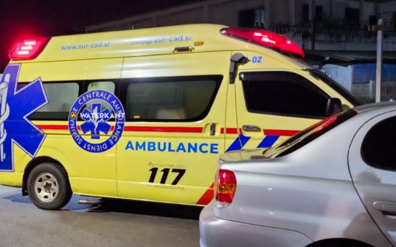 Bromfietsrijder van 17 en Voetganger van 7 Gewond na Botsing – Overgebracht naar SEH