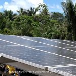Zonnepanelen in Jaw Jaw zorgen voor 24/7 stroomvoorziening in het Boven-Surinamegebied als onderdeel van een duurzaamheidsproject.