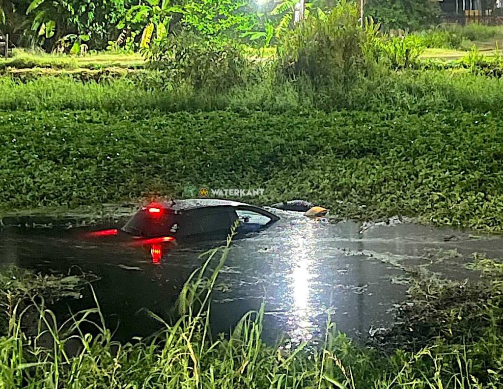 De auto is door de sleepdienst uit het water gehaald.