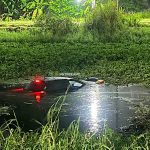 De auto is door de sleepdienst uit het water gehaald.