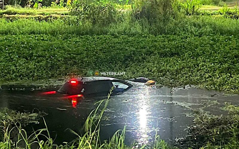 Dronken Braziliaanse vrouw rijdt met voertuig in kreek