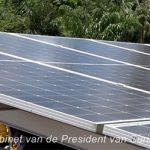 Ontdek hoe zonne-energie de dorpen in het Boven-Surinamegebied voorziet van 24-uurs elektriciteit.