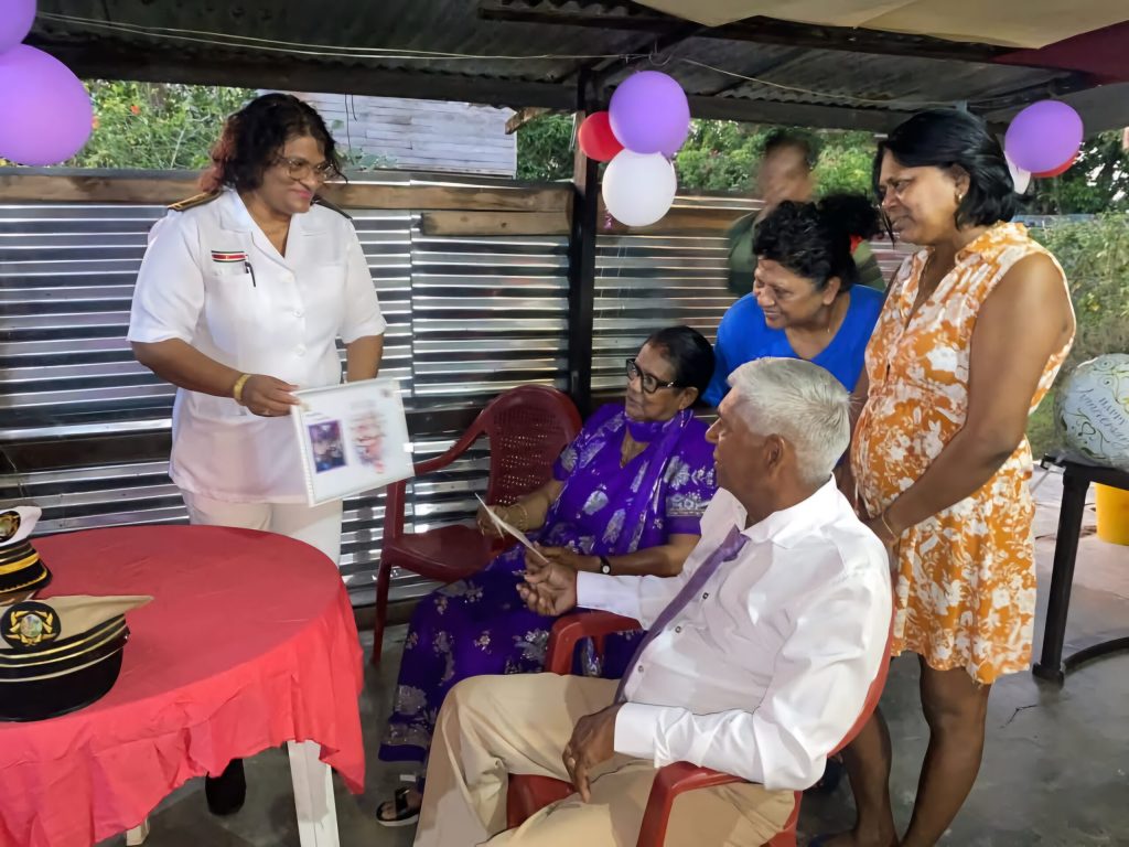 Huldiging van echtpaar Rampadarath-Bhawanibhiek in Nickerie voor hun 60-jarig huwelijksjubileum.